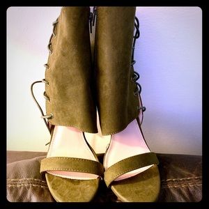 Army green suede heels( new shoes)